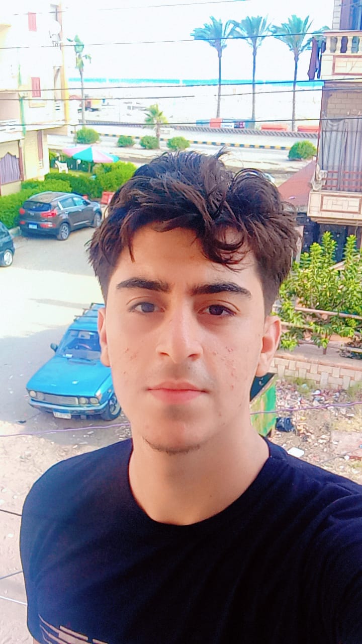 صورة المبرمج أحمد عبدالجيد أثناء البرمجة في مشروع تقني