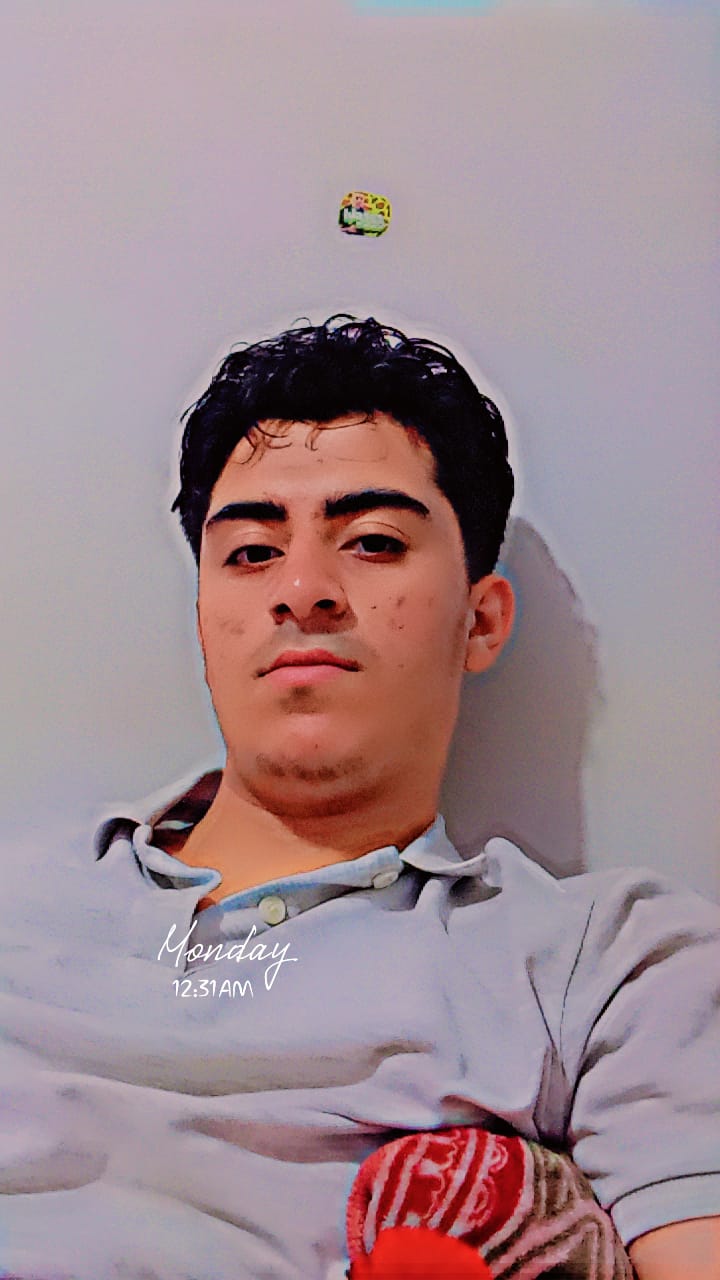  المبرمج أحمد عبدالجيد أثناء البرمجة في مشروع تقني