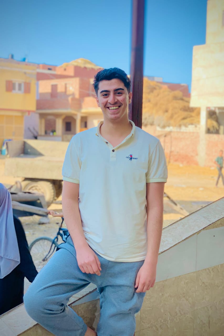 صور موقع أحمد عبدالجيد أثناء البرمجة في مشروع تقني
